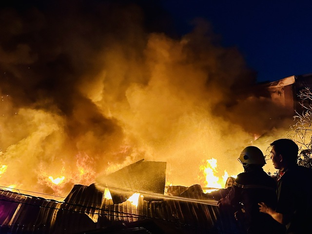 Bình Dương: Cháy dữ dội tại công ty sản xuất băng keo- Ảnh 2.
