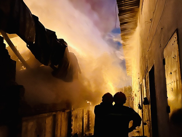 Người dân trong khu nhà trọ sát đám cháy đã nhanh chóng thoát ra ngoài