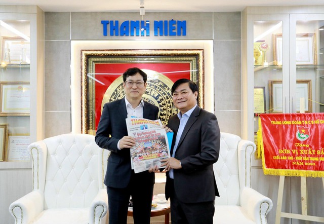 Ông Kim Yong Sup - Phó tổng giám đốc Tổ hợp Samsung Việt Nam (trái) và ông Nguyễn Ngọc Toàn - Tổng biên tập Báo Thanh Niên vừa có buổi làm việc cùng nhau