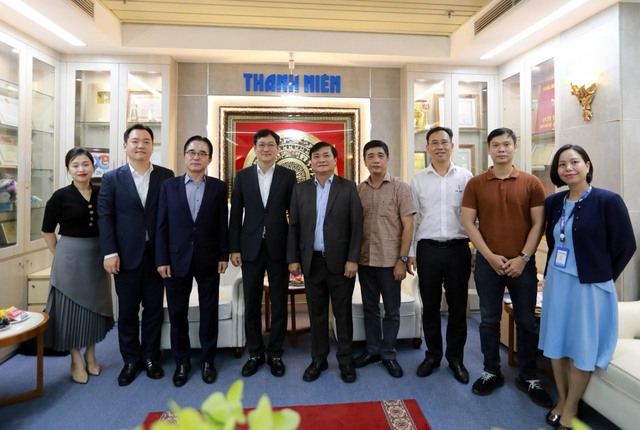 Đại diện Samsung Việt Nam vừa có chuyến tham quan tại tòa soạn Báo Thanh Niên