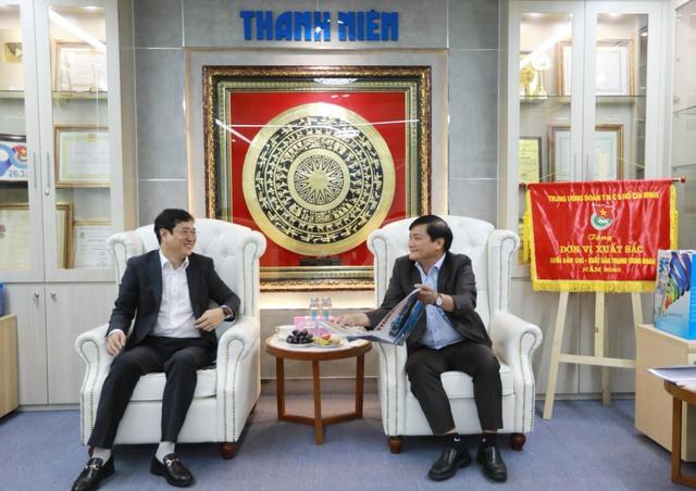Tổng biên tập Nguyễn Ngọc Toàn đánh giá cao không chỉ thành tích hoạt động kinh doanh của Samsung tại Việt Nam mà còn cả những hoạt động vì cộng đồng tại đây
