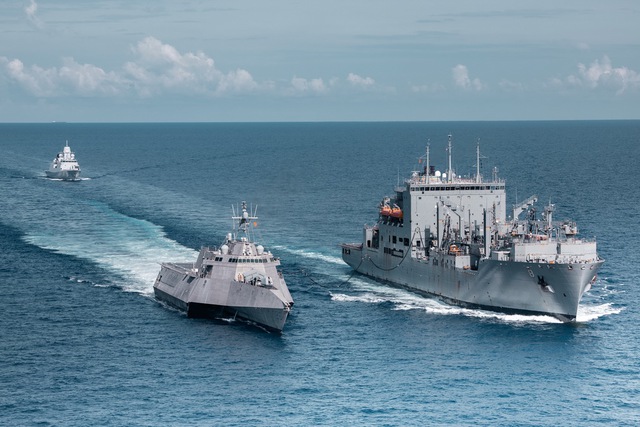Bộ ba tàu hải quân Mỹ và Hà Lan thời điểm đi qua Biển Đông hôm 22.5