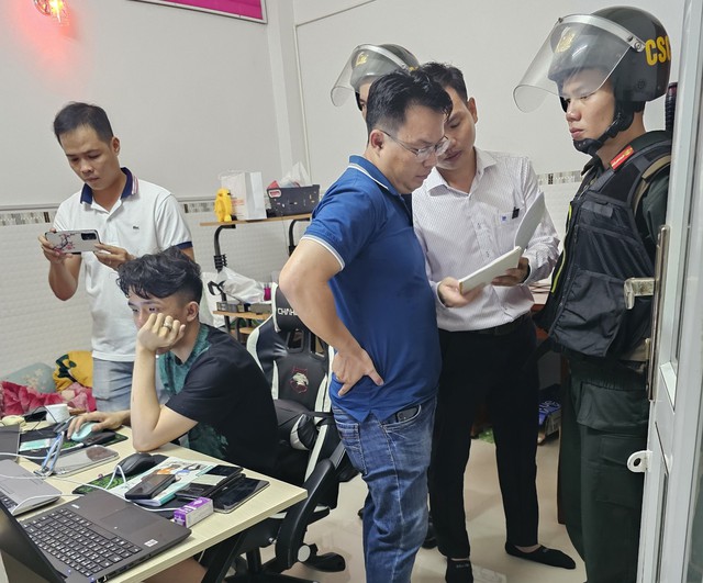Lực lượng công an kiểm tra, bắt quả tang nhóm của Quân, Phú tổ chức đánh bạc qua mạng internet