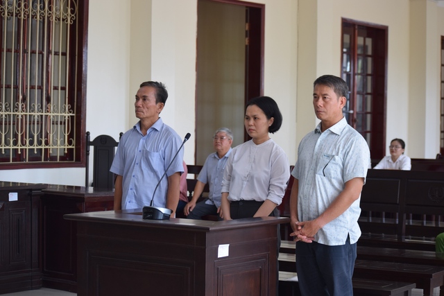 Các bị cáo Trần Văn Hai, Nguyễn Thị Lệ Ngọc và Huỳnh Văn Thêm (từ trái qua phải) nghe TAND tỉnh Đồng Tháp tuyên án