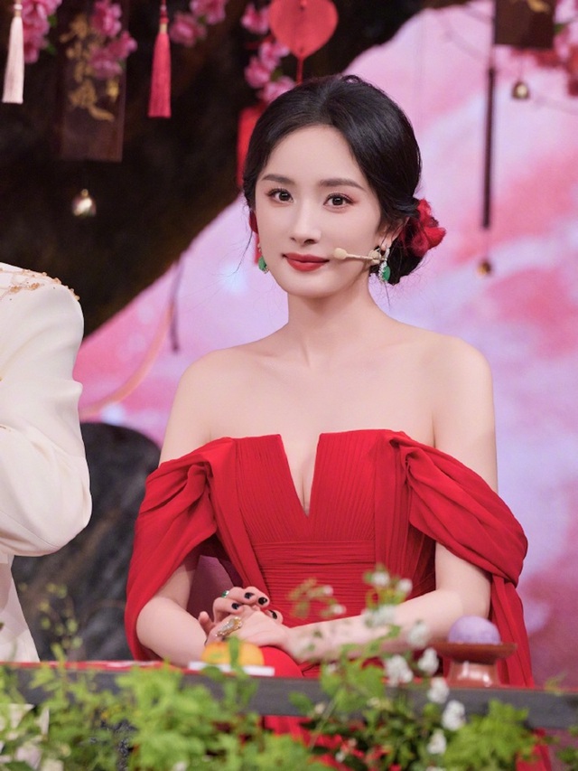 Dương Mịch đẹp rạng rỡ tại buổi giới thiệu phim Hồ yêu tiểu hồng nương: Nguyệt hồng thiên diễn ra hôm 22.5