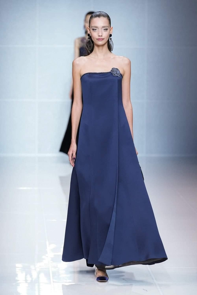 Bảng màu và thiết kế mà Giorgio Armani dành cho các nữ tín đồ ở mùa thời trang 2024-2025 là một loạt các màu xanh lam về đêm, màu đen đậm và xanh đậm nhưng vẫn rạng rỡ và dễ xúc giác nhờ ánh sáng lung linh của satin...