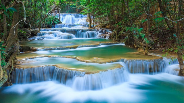 Chiêm ngưỡng 5 thác nước hùng vĩ và đẹp mê ly tại Thái Lan