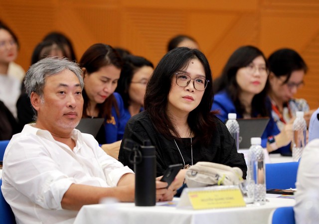 Đạo diễn Nguyễn Quang Dũng và nhà sản xuất Hoàng Thanh Huyền đã nhận được nhiều câu hỏi giao lưu từ các sinh viên chuyên ngành điện ảnh