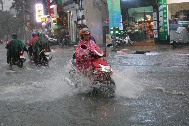 Nên mặc những loại áo mưa liền thân, không xẻ tà khi đi xe máy để đảm bảo an toàn
