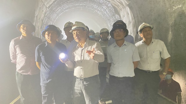 Thứ trưởng Bộ GTVT Nguyễn Danh Huy (thứ 2, bìa trái) khảo sát hiện trường vụ sạt lở tại hầm Chí Thạnh