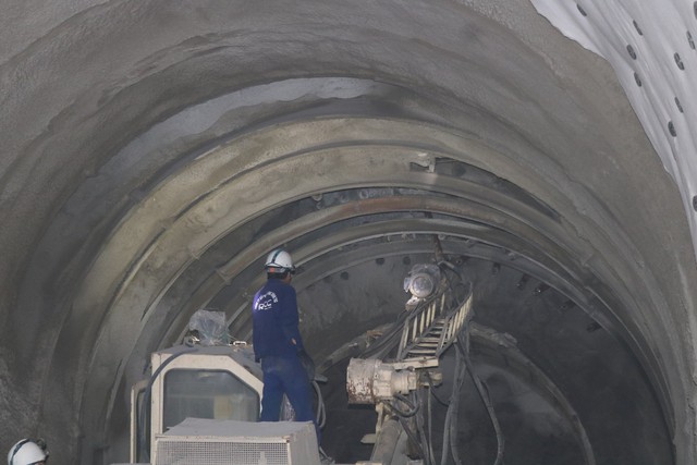 Công nhân đang tích cực làm việc để khắc phục sạt lở tại hầm đường sắt Chí Thạnh
