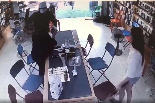 Tên cướp dùng hung khí đe dọa nữ nhân viên để cướp điện thoại