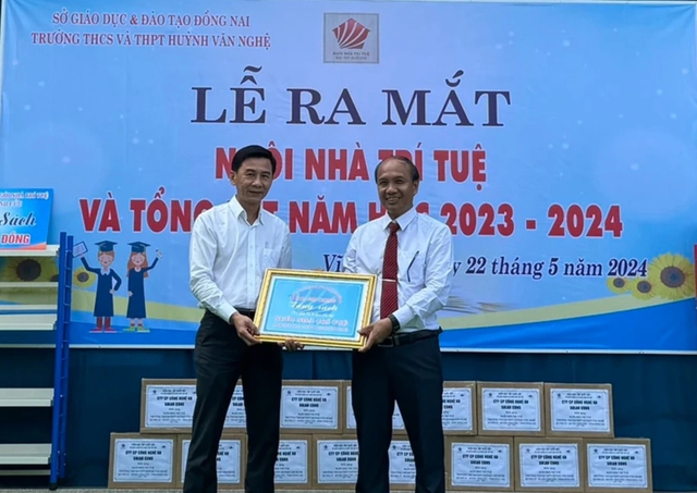 Ông Nguyễn Quang Khoa, Tổng giám đốc công ty cổ phần xây dựng SOLAR CONS (bìa trái) trao tặng sách