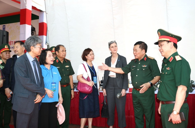 Thượng tướng Hoàng Xuân Chiến, Thứ trưởng Bộ Quốc phòng (thứ 2, bên phải), trao đổi với các đối tác nước ngoài tại lễ khởi công