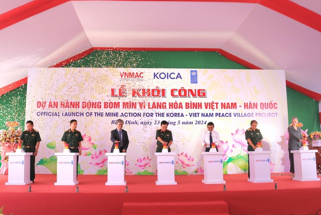 Các đại biểu ấn nút khởi công dự án Hành động bom mìn vì làng hòa bình Việt Nam - Hàn Quốc