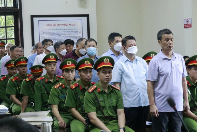 Bị cáo Nguyễn Văn Vịnh (hàng thứ 2) và Doãn Văn Hưởng (hàng thứ 3) tại tòa