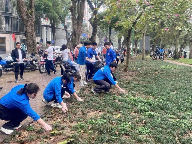 Thanh niên tình nguyện làm sạch môi trường tại Hà Nội