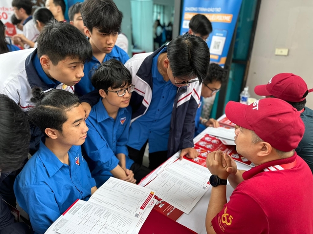 Cán bộ tư vấn tuyển sinh của ĐH Bách khoa Hà Nội đang giải đáp thắc mắc cho học sinh Trường THPT chuyên Biên Hòa, Hà Nam