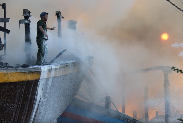 Vụ cháy 11 tàu cá ở TP.Phan Thiết: Khởi tố, bắt giam 1 thợ hàn- Ảnh 1.