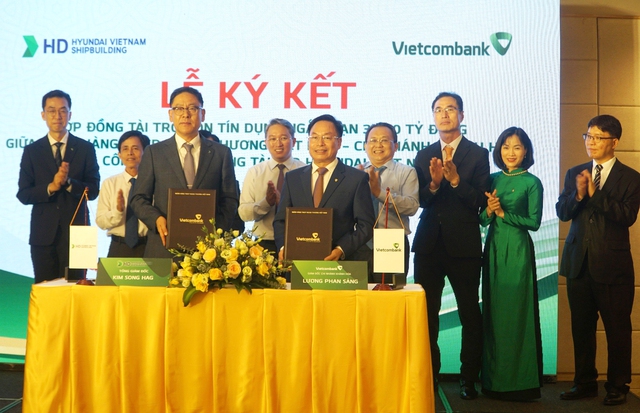 Các đại biểu chứng kiến lễ ký kết giữa Ngân hàng VCB Khánh Hòa với Công ty TNHH Đóng tàu HD Hyundai - Việt Nam