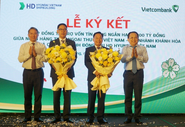 Lãnh đạo tỉnh Khánh Hòa tặng hoa chúc mừng 2 đơn vị