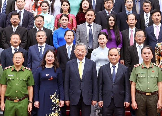 Chủ tịch nước Tô Lâm gặp gỡ cán bộ Văn phòng Chủ tịch nước- Ảnh 2.