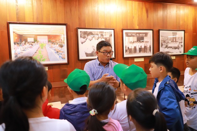 Học sinh tham quan nhà trưng bày văn hóa Sa Huỳnh