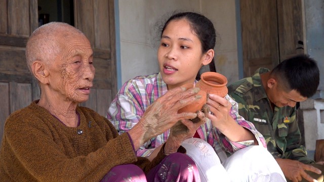 Du khách tham quan, trải nghiệm làng gốm ở xã Phổ Khánh