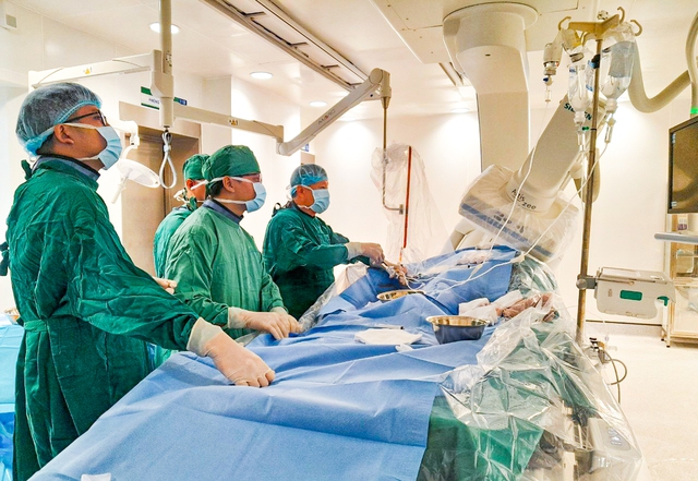 Các bác sĩ cùng chuyên gia trực tiếp đặt stent động mạch vành cho bệnh nhân tại Bệnh viện Bình Định