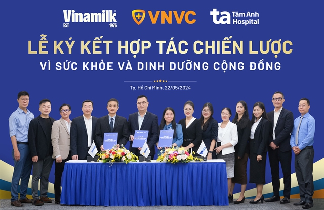Lãnh đạo Vinamilk, Hệ thống trung tâm tiêm chủng VNVC và Bệnh viện Đa khoa Tâm Anh ký hợp tác chiến lược. Ảnh: Vi Nam