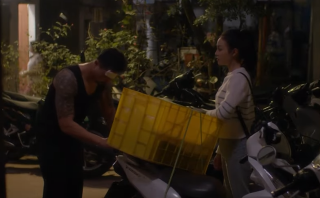 Phim ‘Người một nhà’ tập 18: Khanh bị lừa sạch tiền, bà Thư mua chuộc con dâu?- Ảnh 3. Phim ‘Người một nhà’ tập 18: Khanh bị lừa sạch tiền, bà Thư mua chuộc con dâu?- Ảnh 3.