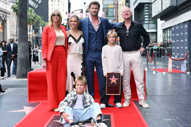 Tài tử Chris Hemsworth cùng vợ và 3 con đến nhận sao trên Đại lộ Danh vọng- Ảnh 1.