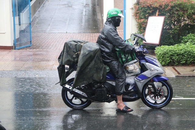 Vì sao tài xế xe ôm công nghệ sợ trời mưa?- Ảnh 2.