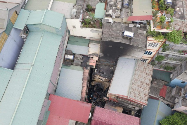Hiện trường tan hoang trong ngôi nhà cháy khiến 14 người chết ở Hà Nội- Ảnh 1.