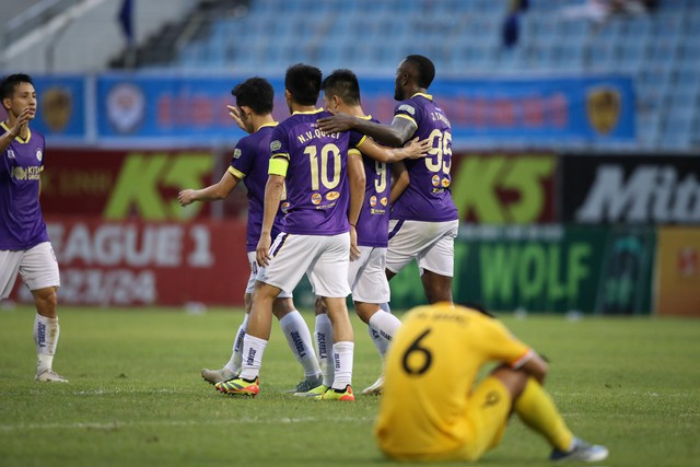 HLV đội Hà Nội tự hào về tài năng chính mình, HLV Quảng Nam lo sợ đá play-off- Ảnh 3.