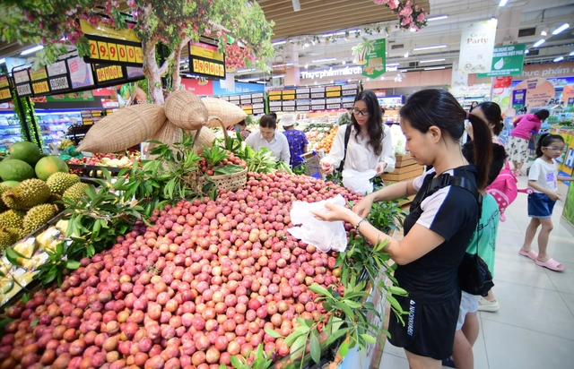 Hơn 10 tấn mận hậu được tiêu thụ trong một ngày tại các siêu thị Saigon Co.op- Ảnh 1.