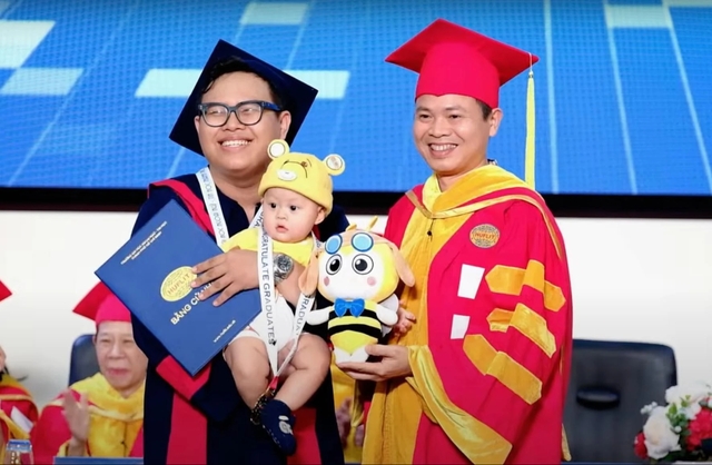 Khoảnh khắc bố trẻ cùng con trai 7 tháng tuổi nhận bằng tốt nghiệp đại học- Ảnh 1.