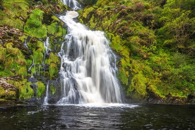 Ngất ngây trước vẻ đẹp hùng vĩ của những thác nước tại Ireland- Ảnh 4.