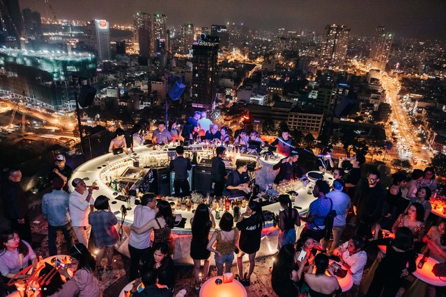 'Điểm danh' những quán rooftop cực chill với view bao đẹp tại quận 1, TP.Hồ Chí Minh- Ảnh 2.