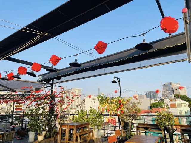 'Điểm danh' những quán rooftop cực chill với view bao đẹp tại quận 1, TP.Hồ Chí Minh- Ảnh 4.