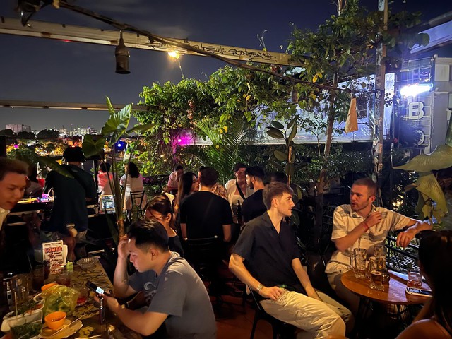 'Điểm danh' những quán rooftop cực chill với view bao đẹp tại quận 1, TP.Hồ Chí Minh- Ảnh 3.