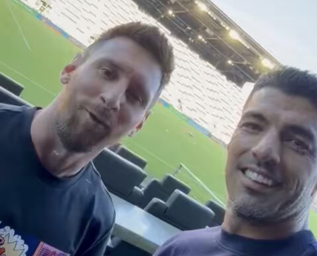 Messi và Suarez gây sốt khi đi xem các con trai thi đấu tranh giải quốc tế