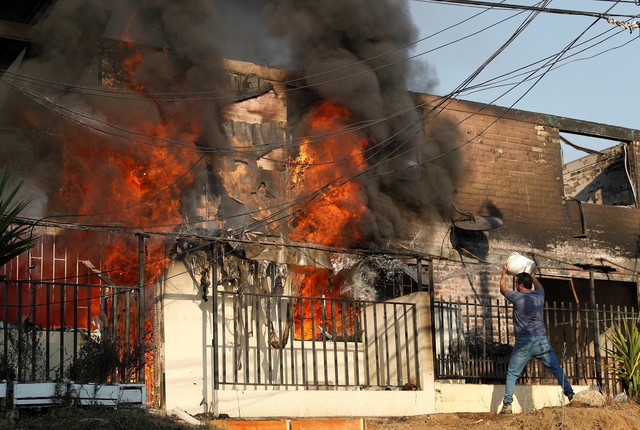 Một lính cứu hỏa Chile bị bắt, nghi phóng hỏa khiến 137 người chết- Ảnh 1.