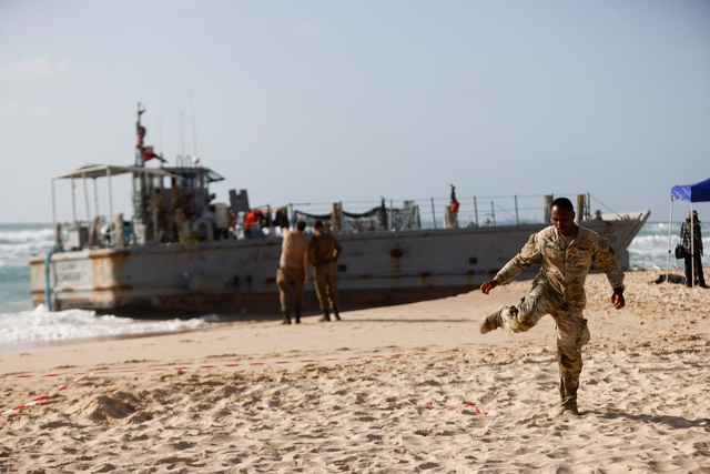 4 tàu của quân đội Mỹ mắc cạn gần bến tàu dã chiến Gaza- Ảnh 1.