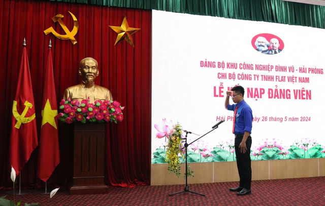 Hai công nhân làm việc cho công ty nước ngoài xúc động khi được kết nạp Đảng- Ảnh 2.