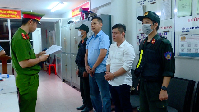 Một cán bộ công an nhận tiền bảo kê sòng bạc ở Nha Trang- Ảnh 1.