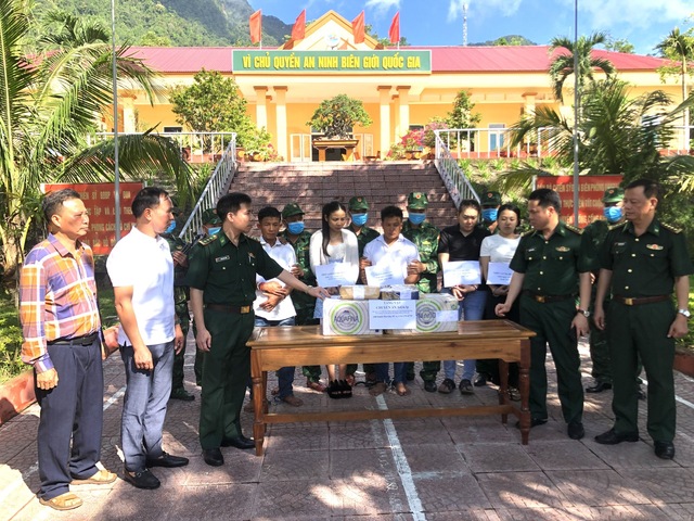 Bắt giữ 5 người Lào vận chuyển 100 bánh heroin qua biên giới- Ảnh 1.