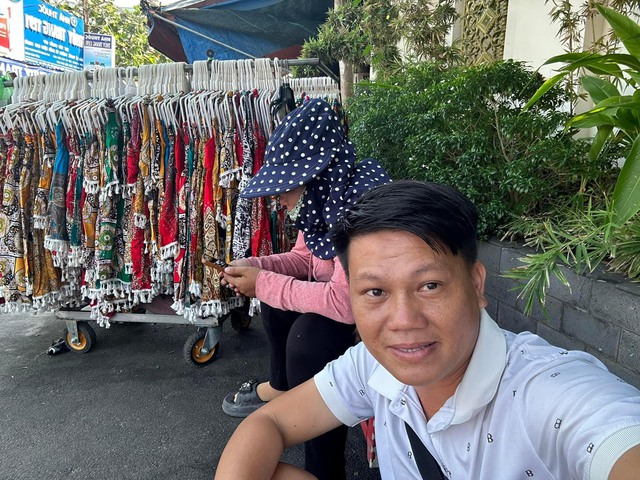 Vợ chồng bán hàng rong khắp Việt Nam để trải nghiệm cuộc sống- Ảnh 1.