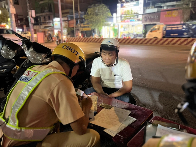 Vừa gây tai nạn xong thì bị CSGT xử phạt nồng độ cồn kịch khung- Ảnh 1.