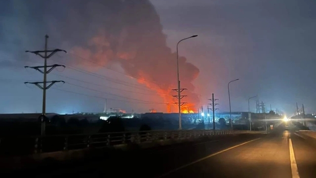 Cháy nhà máy trong KCN, 100 cảnh sát 'chiến đấu' suốt 5 giờ mới dập tắt- Ảnh 2.
